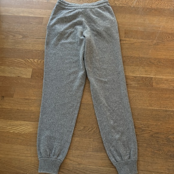 Sporty & Rich Women’s Heather Gray 100% Cashmere
Joggers - Picture 6 of 6